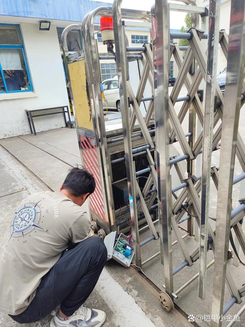 小区伸缩门维修:守护家园的“隐形卫士”