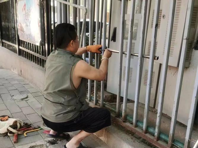 小区维修围栏,筑牢家园安全防线