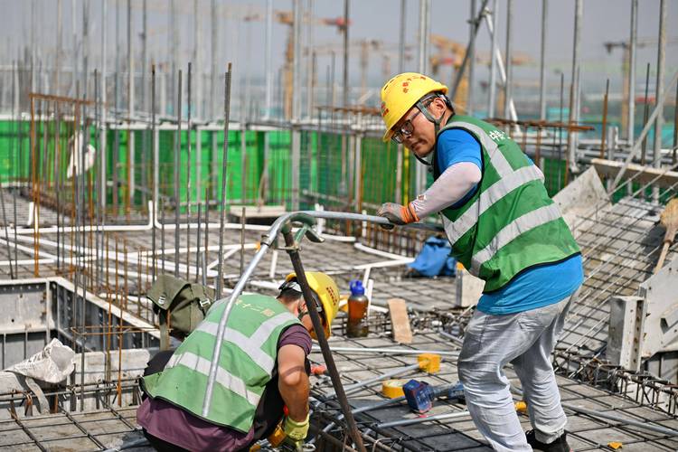 工地维修工：坚守岗位，守护建筑安全