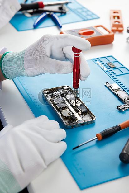 手机维修实验:技术革新下的精密工艺探索