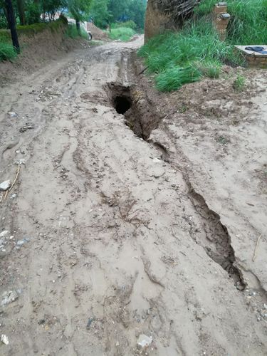 村水毁道路维修：重建之路，希望之光