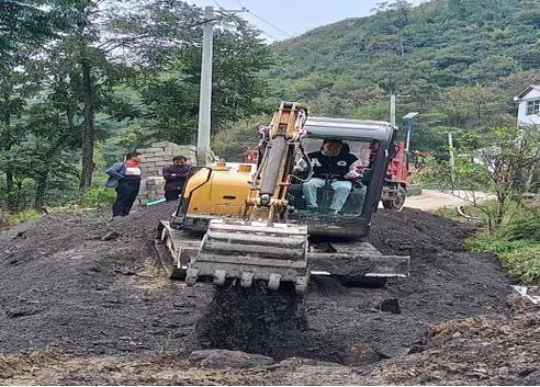 村维修断裂道路，彰显担当精神