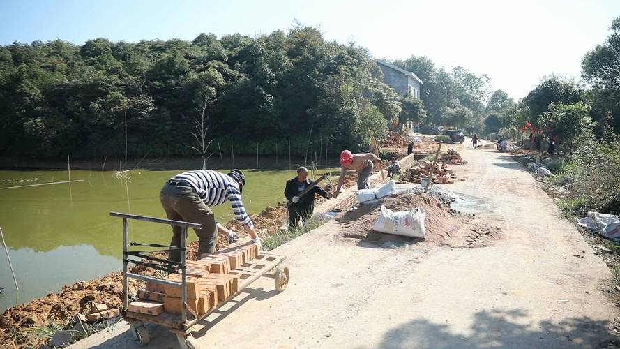 村维修沟渠,筑起乡村振兴的坚实防线