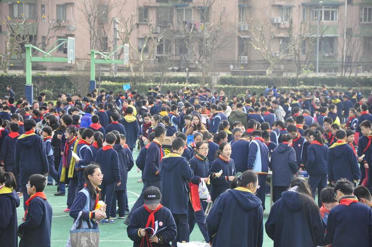 校园门庭焕新颜,安全守护未来_我校门口维修工程圆满完成