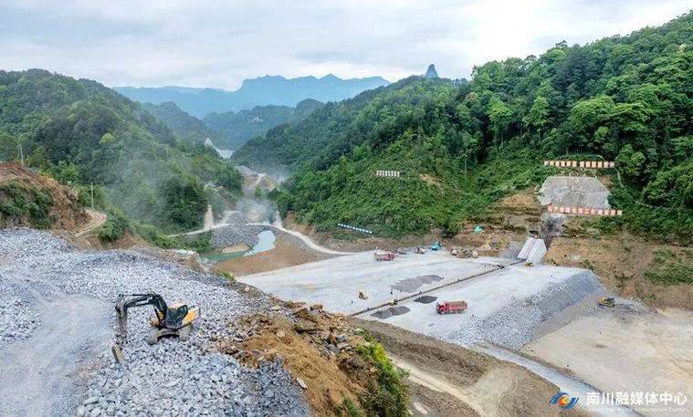 水库上坝公路维修工程:筑牢生态屏障,保障交通安全