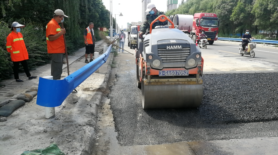 灾后道路维修:重铸希望之路