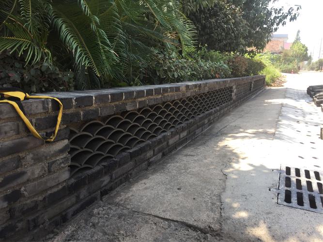 焕发新颜,共建美丽乡村_村委会花坛维修工程侧记