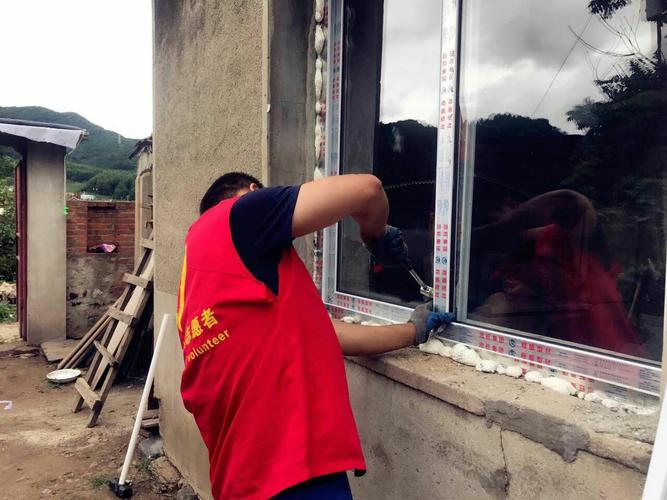 爱心筑巢,温暖家园_记为贫困户维修房屋的爱心行动