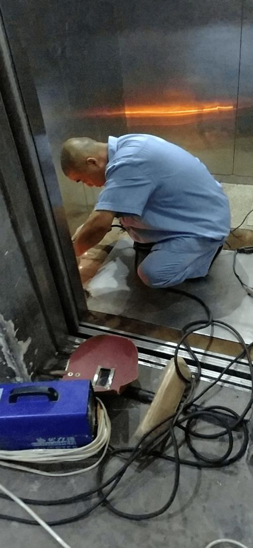 物业维修工：守护家园的“隐形守护者”