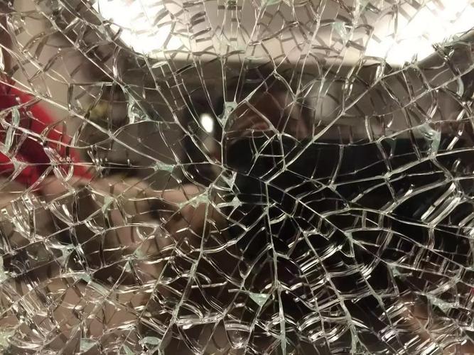 玻璃爆裂背后的安全警示与维修之路