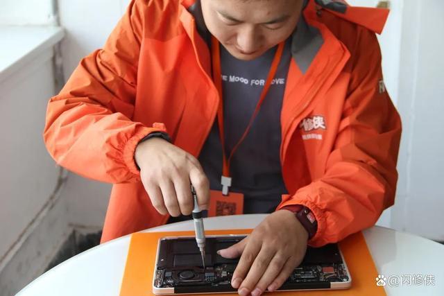 电脑维修员:技术精湛,服务至上的职业追求