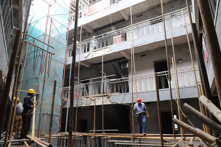 筑牢家园,守护梦想_记我校房顶漏雨维修工程
