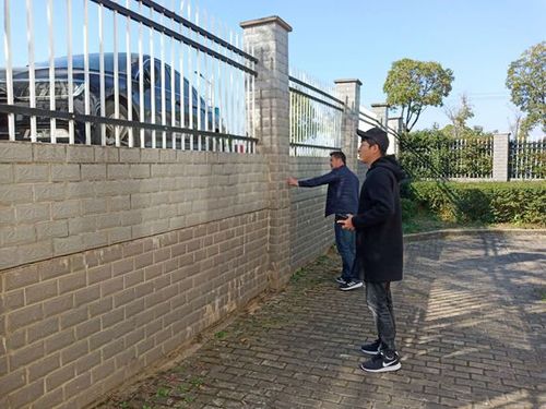 筑牢校园安全防线_小学校园围墙维修纪实