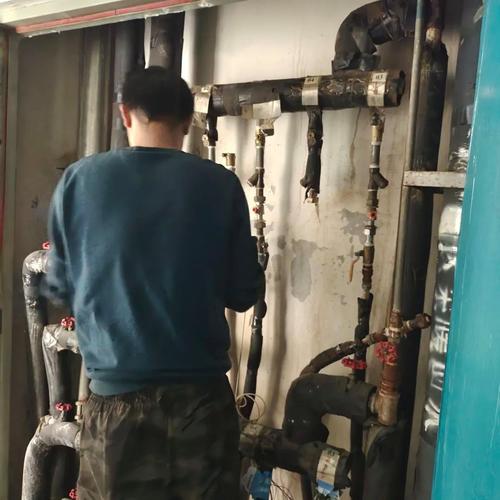 筑牢校园温暖防线_我校暖气管道维修工作纪实