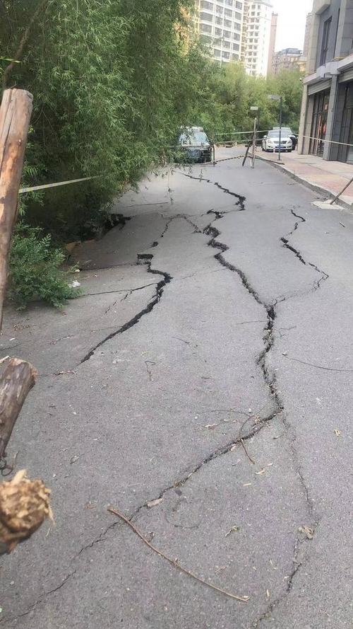 紧急维修背后的道路塌陷问题:剖析与应对