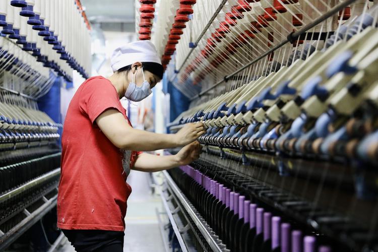纺织维修工:织造梦想的守护者