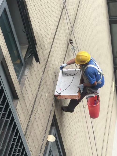 维修工人张师傅的申请报告:守护城市照明,点亮美好生活