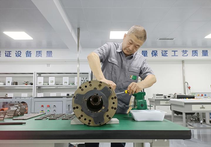 维修工:匠心筑梦,守护设备安全