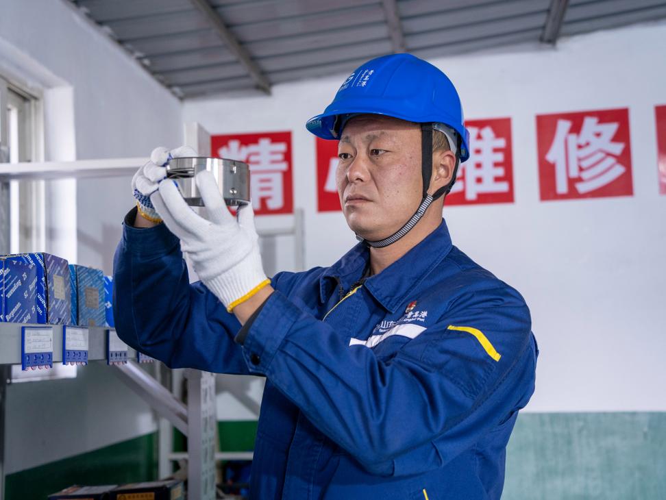 维修工:技术精湛的守护者,城市发展的幕后英雄