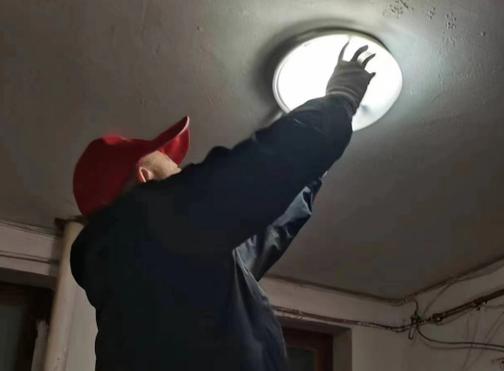 维修楼道感应灯,提升小区照明安全与舒适度