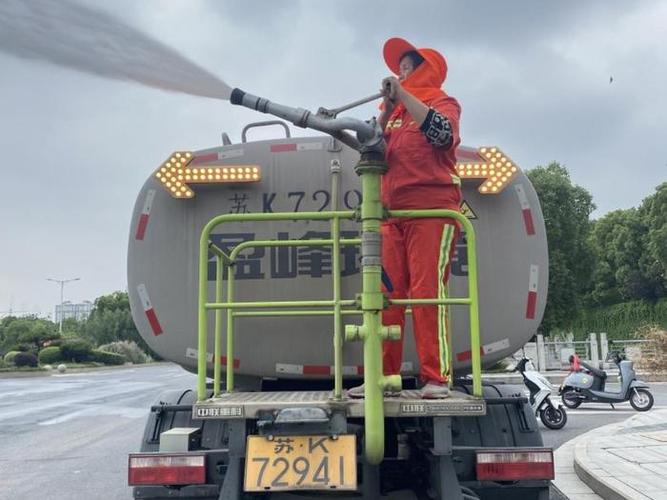 维修清扫员工作车:城市美容师的默默守护
