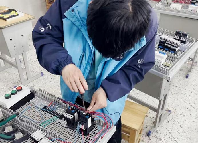 维修电工工艺实训:技能提升与方法体验