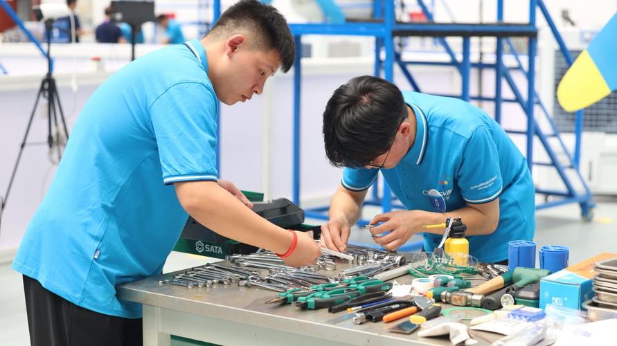 航空维修：技术革新与职业发展的未来蓝图