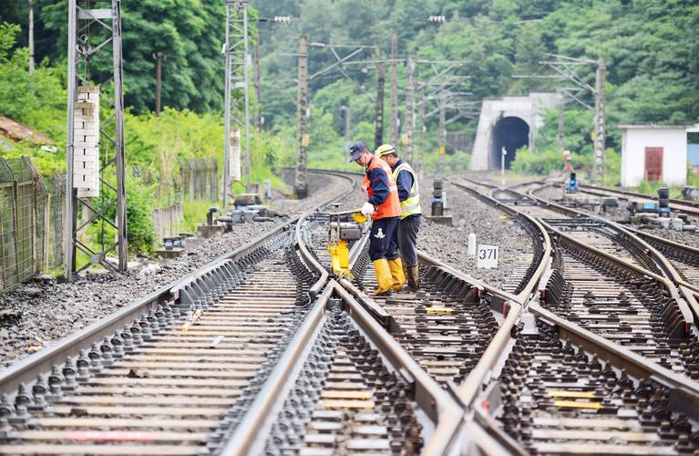 道岔养护维修:铁路安全运行的保障线