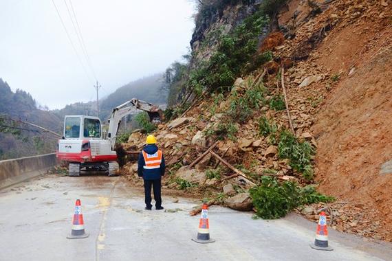 道路塌方引发维修热潮,筑牢安全防线