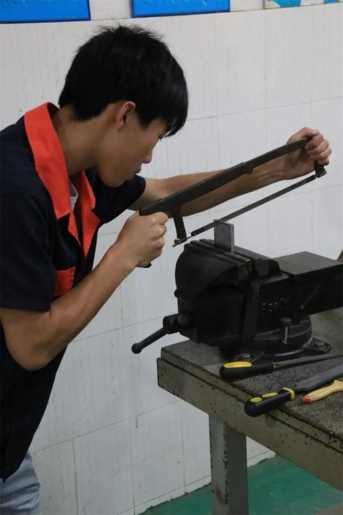 钳工维修技术在现代制造业中的应用与发展
