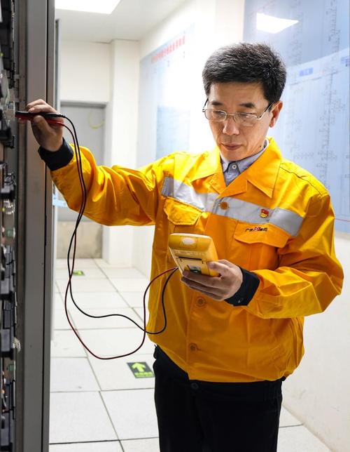 饲料厂维修电工:以匠心守护生产线的“守护者”